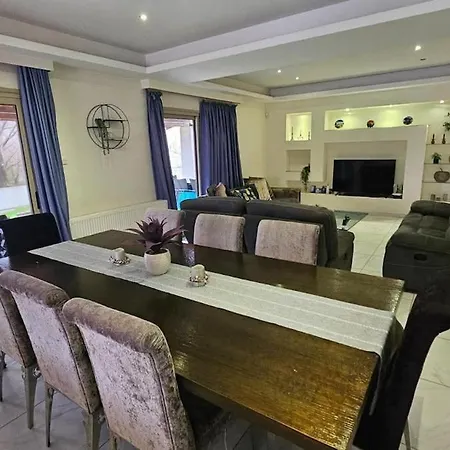 Spacious 5 Bedroom With 2 Swimming Pools *