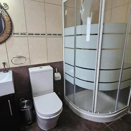 Spacious 5 Bedroom With 2 Swimming Pools Вилла *