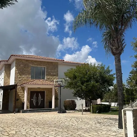 Вилла Spacious 5 Bedroom With 2 Swimming Pools *