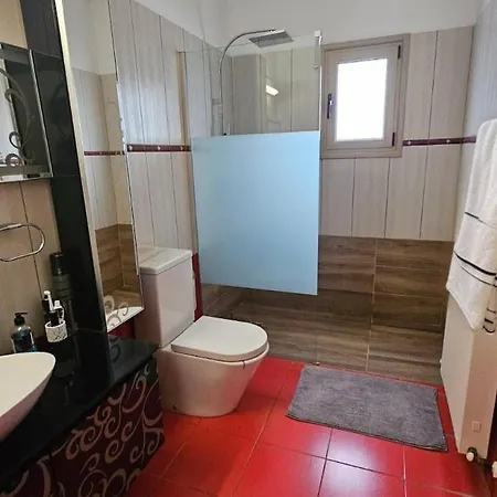 Вилла Spacious 5 Bedroom With 2 Swimming Pools