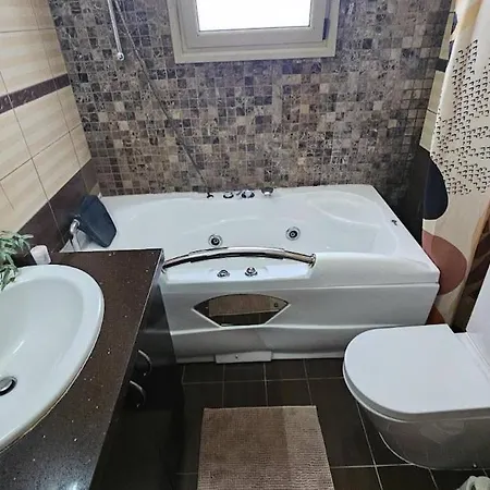 Spacious 5 Bedroom With 2 Swimming Pools Villa *