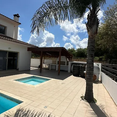 Spacious 5 Bedroom With 2 Swimming Pools Polemi